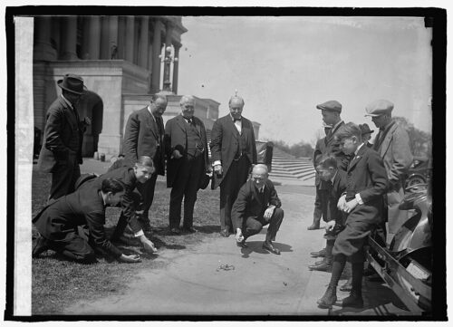 Fess_playing_marbles,_(4-26-24)_LCCN2016848990