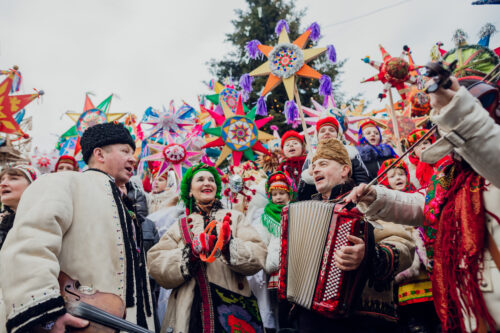 Musicians_with_Ukrainian_folk_instruments_perform_carols_in_front_of_the_Christmas_tree,_among_Christmas_stars